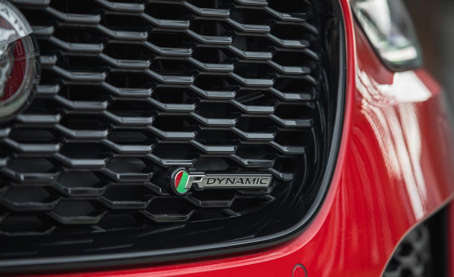 Детали экстерьера Jaguar XE P300 R-Dynamic 2019 года  (NA) (фото 33 из 40)